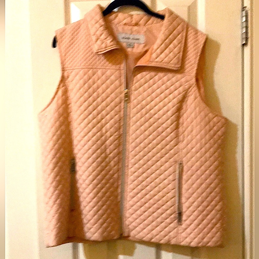 Black Rivet Puffer vest in peach/salmon/pink